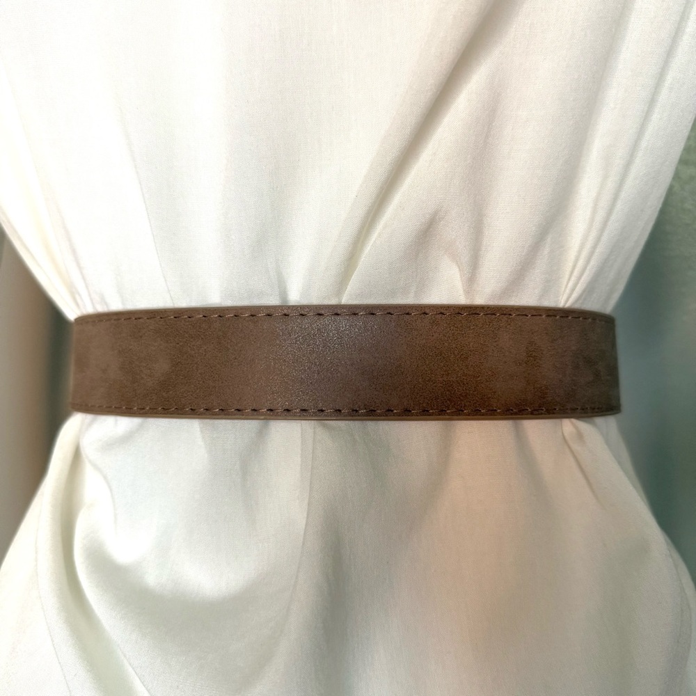Tan faux leather old silver tone western buckle belt - Picture 4 of 8